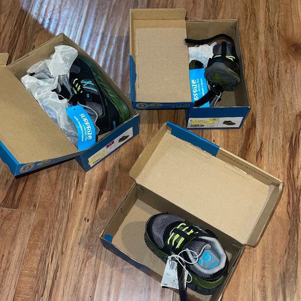 Stage 3: Off and‎ Running Stride Right tennis shoe
